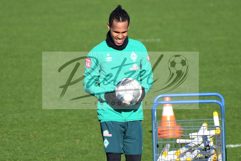 20200205_TRASVW_0090 | Fußball, Herren: Theodor Gebre Selassie (SV Werder Bremen)&nbsp; schaut waehrend der Trainingseinheit des SV Werder Bremen im Wohninvest Weserstadion am 05.02.2020 in Bremen, Deutschland. - Realisiert mit Pictrs.com