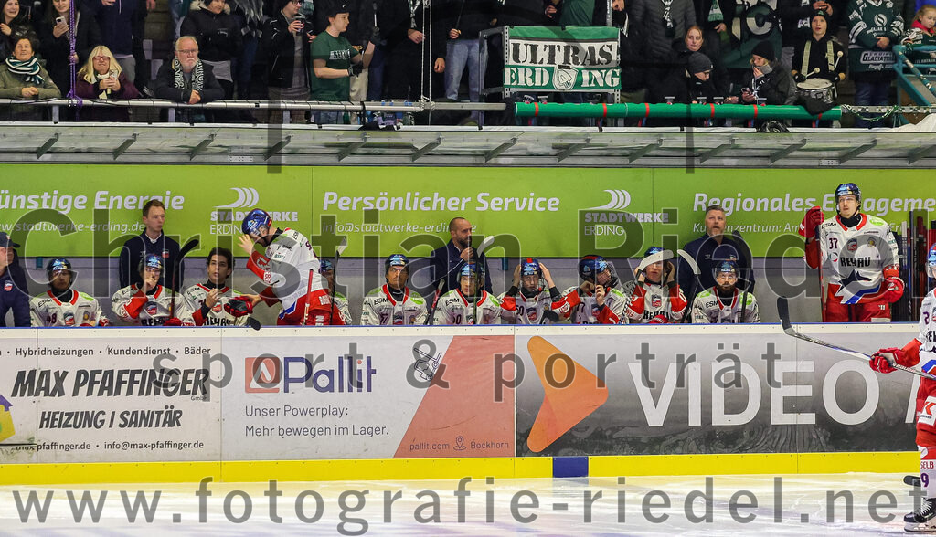 2025-11-16_025_TSV_Erding_gegen_Selber_Woelfe | Erding, Deutschland, 16.11.2025:Eishockey, Oberliga Süd 2025 / 2026, 17. Spieltag, TSV Erding gegen Selber Wölfe, Endergebnis: 3:1Head Coach Felix Schütz (Selber Wölfe)Foto: Christian Riedel / fotografie-riedel.net