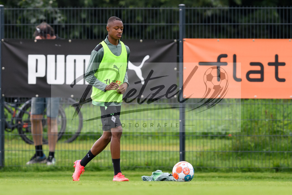 TRABMG20210719_008 | Fussball, Herren: Yvandro Borges Sanches (Borussia Moenchengladbach) in Aktion, am Ball, Einzelaktion beim Training von Borussia Moenchengladbach waehrend des Trainingslagers auf dem Trainingsplatz am Hotel Klosterpforte am 19.07.2021 in Harsewinkel, Deutschland. - Realisiert mit Pictrs.com