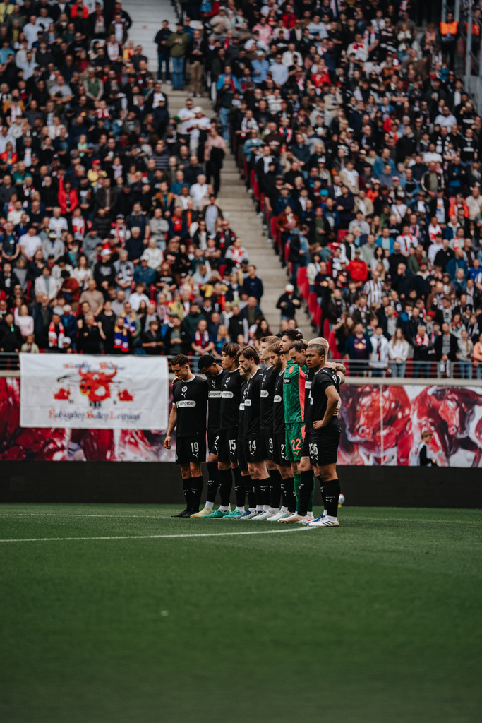 FCS07452 | Der offizielle Shop für FC St. Pauli Fotos. Wähle aus Spielszenen & Fanmomenten dein FCSP Wunschformat. Wir liefern Millerntor-Atmosphäre.