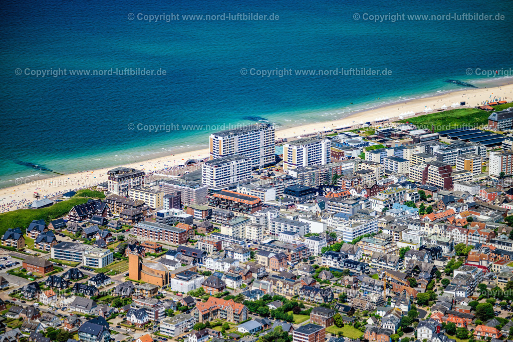 Sylt_Westerland_Mitte_Neüs_Kurhaus_Miramar_Hotel_ELS_0410210625 | SYLT 21.06.2025 Hochhaus- Gebäude der Hotelanlage " Hotel Miramar " an der Dünenstraße im Ortsteil Westerland in Sylt Nordsee - Insel im Bundesland Schleswig-Holstein, Deutschland. Weiterführende Informationen bei: Kreis Hotel GmbH & Co. KG. // High-rise building of the hotel complex " Hotel Miramar " on street Duenenstrasse in the district Westerland in Sylt North Sea Island in the state Schleswig-Holstein, Germany. Further information at: Kreis Hotel GmbH & Co. KG. Foto: Martin Elsen