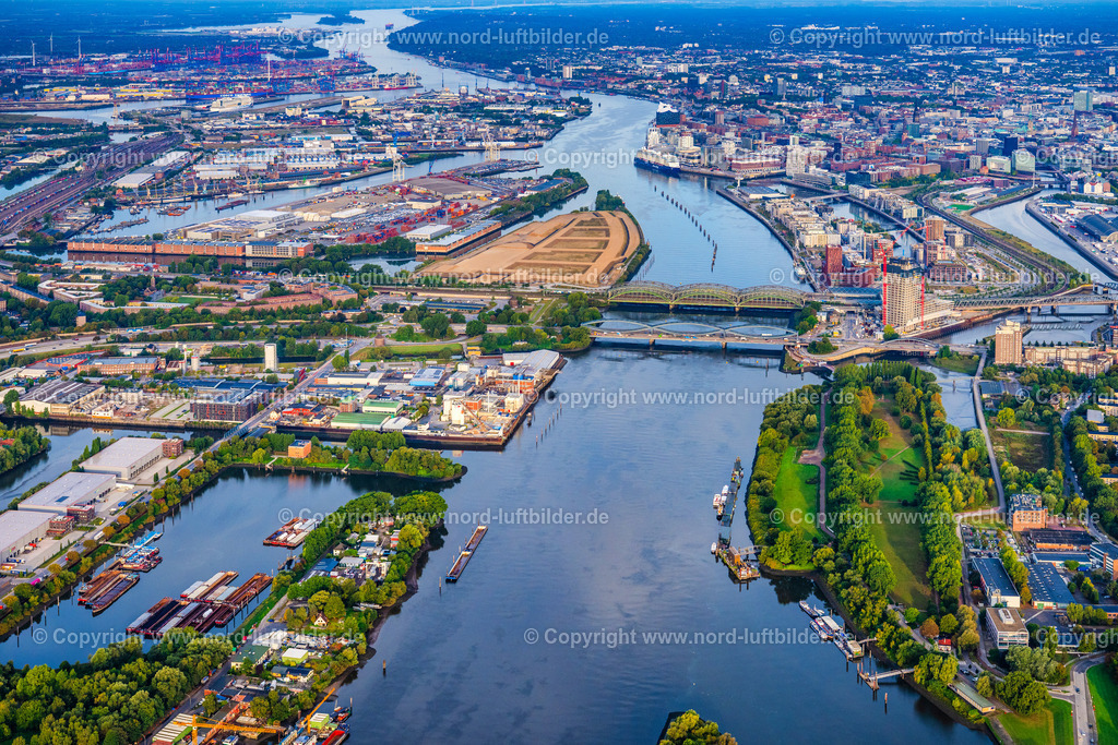 Hamburg_Elbbrücken_Elbtower_Baakenhafen_ELS_6224200925 | HAMBURG 20.09.2025 Fluß - Brückenbauwerk Elbbrücken - Norderelbbrücke über die Ufer der Elbe in Hamburg. // River - bridge structure Elbbruecken - Norderelbbruecke on the banks of the Elbe in Hamburg, Germany. Foto: Martin Elsen
