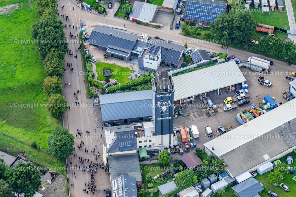 Wacken Musik Festival_ELS_7924040823 | WACKEN 04.08.2023 Besucher des Wacken Musik- Festivals auf dem Veranstaltungs- Konzertgelände in Wacken im Bundesland Schleswig-Holstein, Deutschland. Weiterführende Informationen bei: ICS Festival Service GmbH. // Participants in the Wacken music festival on the event concert area in Wacken in the state Schleswig-Holstein, Germany. Further information at: ICS Festival Service GmbH. Foto: Martin Elsen