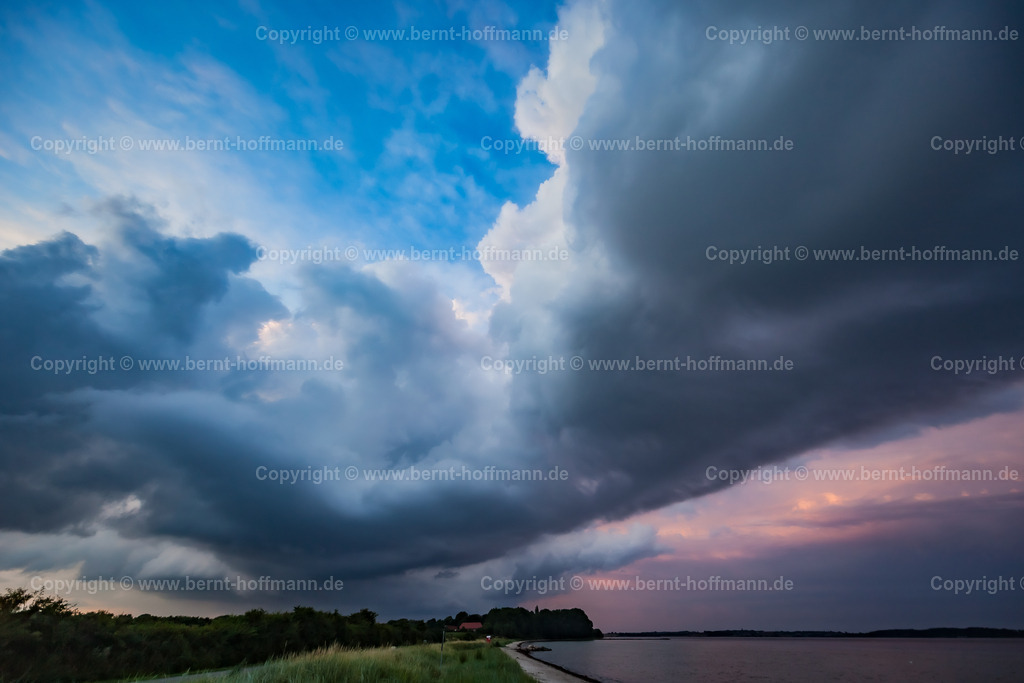 PHF_3883_unter_Gewitterwolke_90x60 | FOTOGRAFIE. Meerblick - Gewitterhimmel überm Ostseestrand. __ Flensburger Außenförde am Strand der Halbinsel Holnis. Unmittelbar vor Gewitterausbruch.  - Realisiert mit Pictrs.com