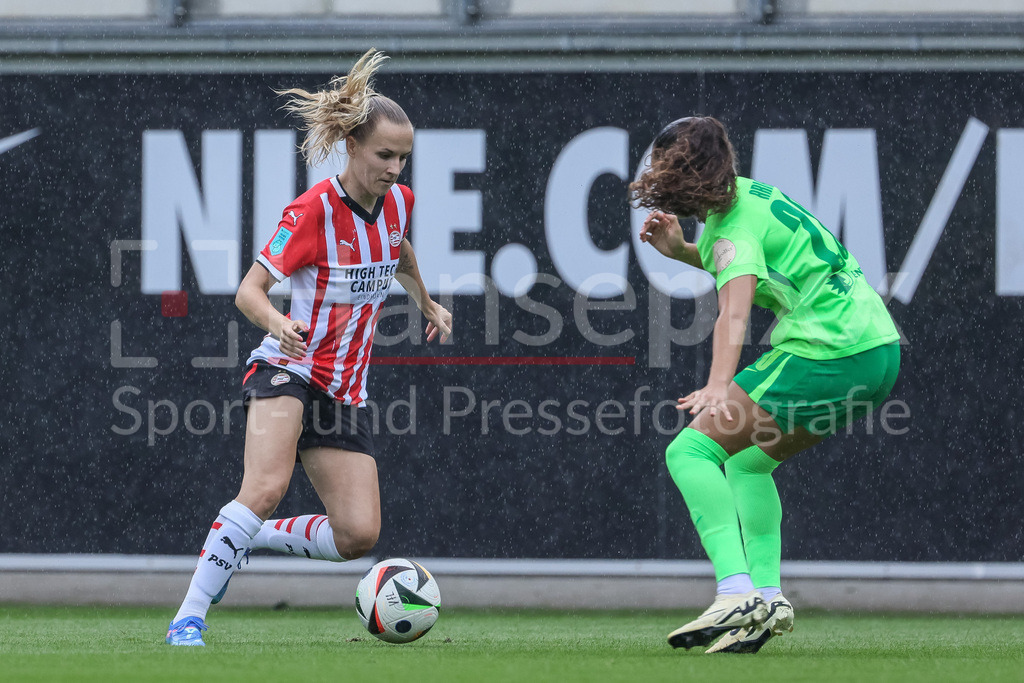 Fussball, Testspiel Frauen, VfL Wolfsburg - PSV Eindhoven | v.li.: Sara Thrige (PSV Eindhoven, 2) und Ariana Arias (VfL Wolfsburg, 20) im Zweikampf, Duell, Dynamik, Aktion, Action, Spielszene