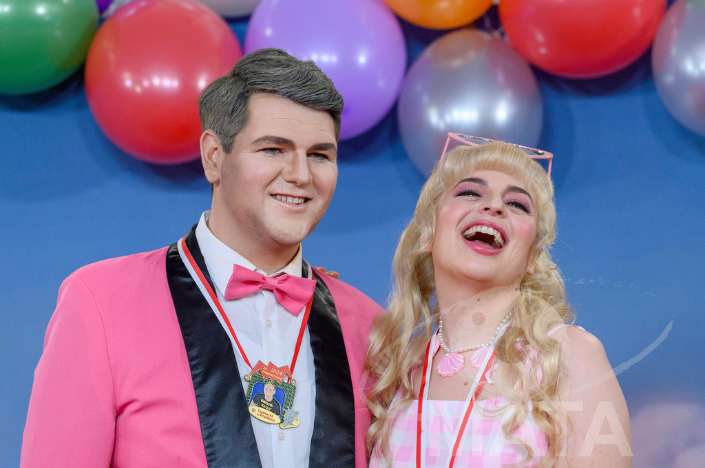 _DWA1767 | Politikerin Katharina Schulze (Grüne) mit ihrem Stellvertreter Johannes Becher (links) bei der TV-Sendung Fastnacht in Franken 2024. Veitshöchheim, 02.02.2024 Bayern Deutschland - Realisiert mit Pictrs.com