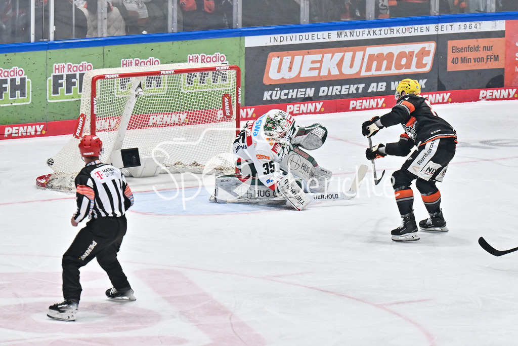 Löwen Frankfurt -Augsburger Panther | in dieser Szene erzielt Chris WIKIE (Loewen Frankfurt 84) den Treffer zum 1-0 / Tor / Torschuetze / Treffer / DEL: Loewen Frankfurt - Augsburger Panther, Eissporthalle Frankfurt am 14.02.2025