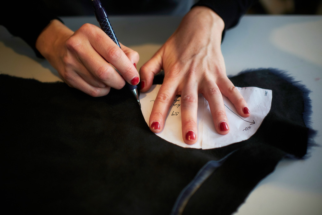 Biester Hutmode | WIen, Austria - November 06, 2019: Biester Hutmode; Schnittmuster wird angezeichnet und übertragen. - Realisiert mit Pictrs.com