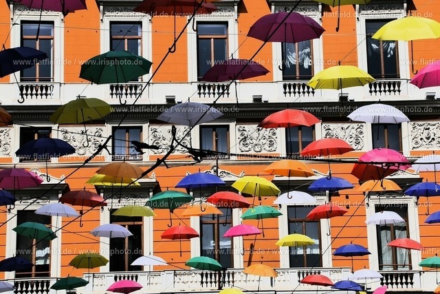 Bunte Schirme in der Stadt | Bestelle Landschaftsfotos und Naturfotos online direkt vom Fotografen | Wandbilder und Poster in Alu, Acrylglas, Leinwand ✓ Meer ✓ Strand ✓ Sonnenuntergang ✓ Sonnenaufgang