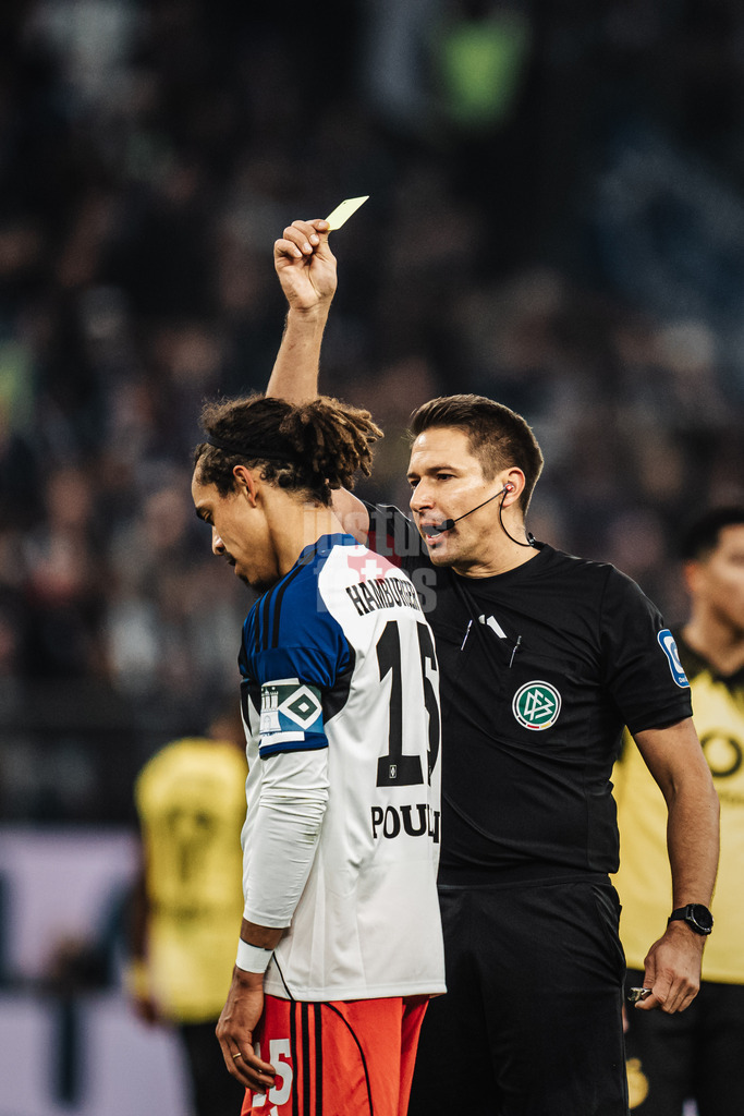 Fußball | Männer | Saison 2025/2026 | 1. Fußball-Bundesliga | 10. Spieltag | Hamburger SV vs. Borussia Dortmund | 08.11.2025 | Yussuf Poulsen (#15, HSV) sieht von Schiedsrichter Tobias Reichel die Gelbe Karte