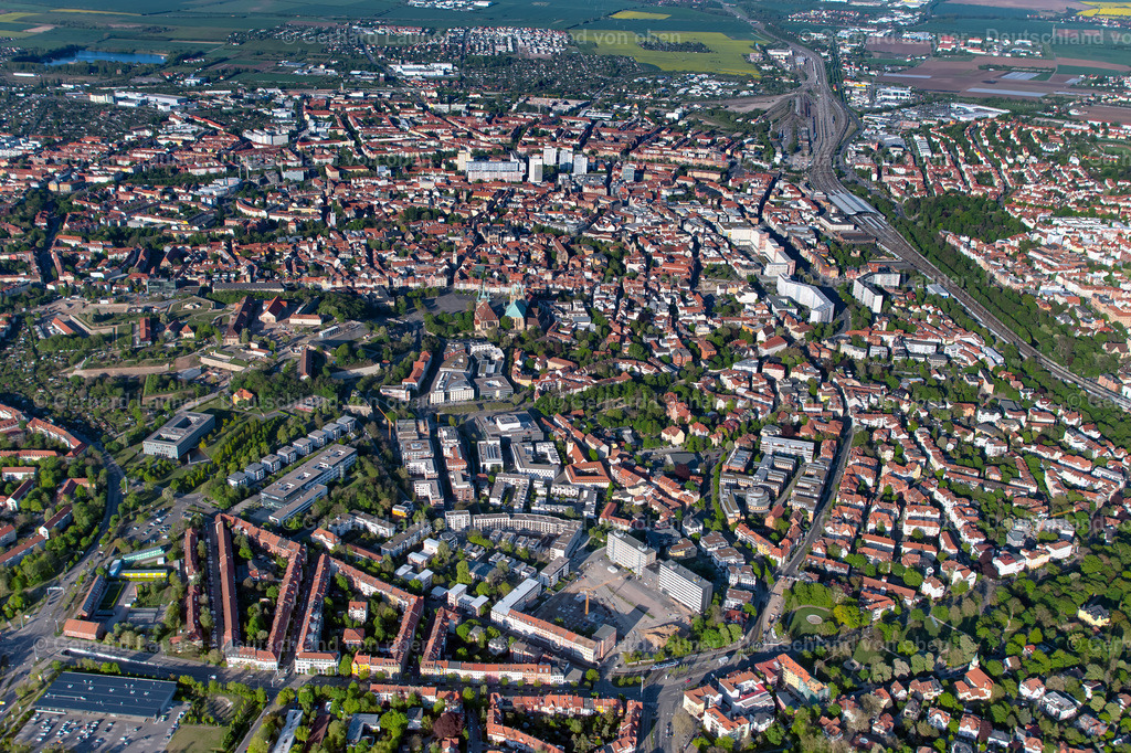 4026165 | ERFURT 06.05.2020 Stadtansicht vom Innenstadtbereich in Erfurt im Bundesland Thüringen, Deutschland. // City view of the city area of in Erfurt in the state Thuringia, Germany. Foto: Gerhard Launer
