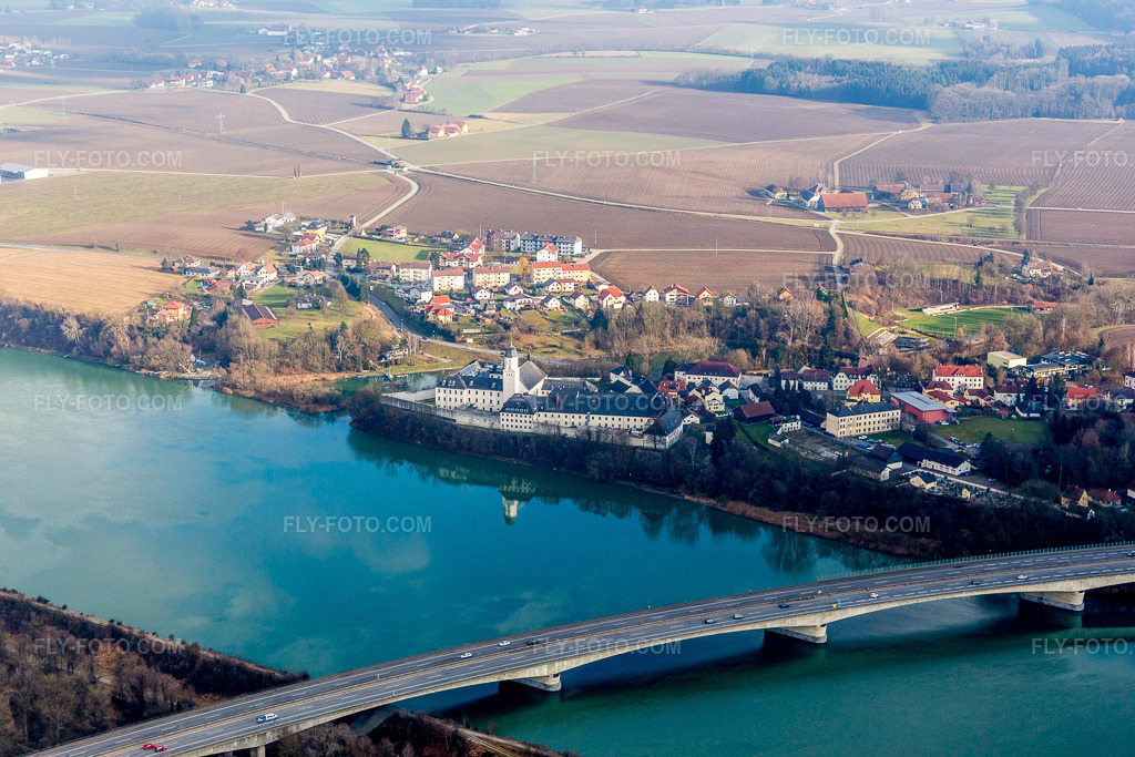 Aerial view: Grounds of the prison Suben on the banks of the Inn in Suben in the state Upper Austria, Austria. – Photo: IMG_096067.jpg taken on 12/29/2016 by Werner Riehm/FLY-FOTO.com – Resolution of the original: 5472 x 3648 px