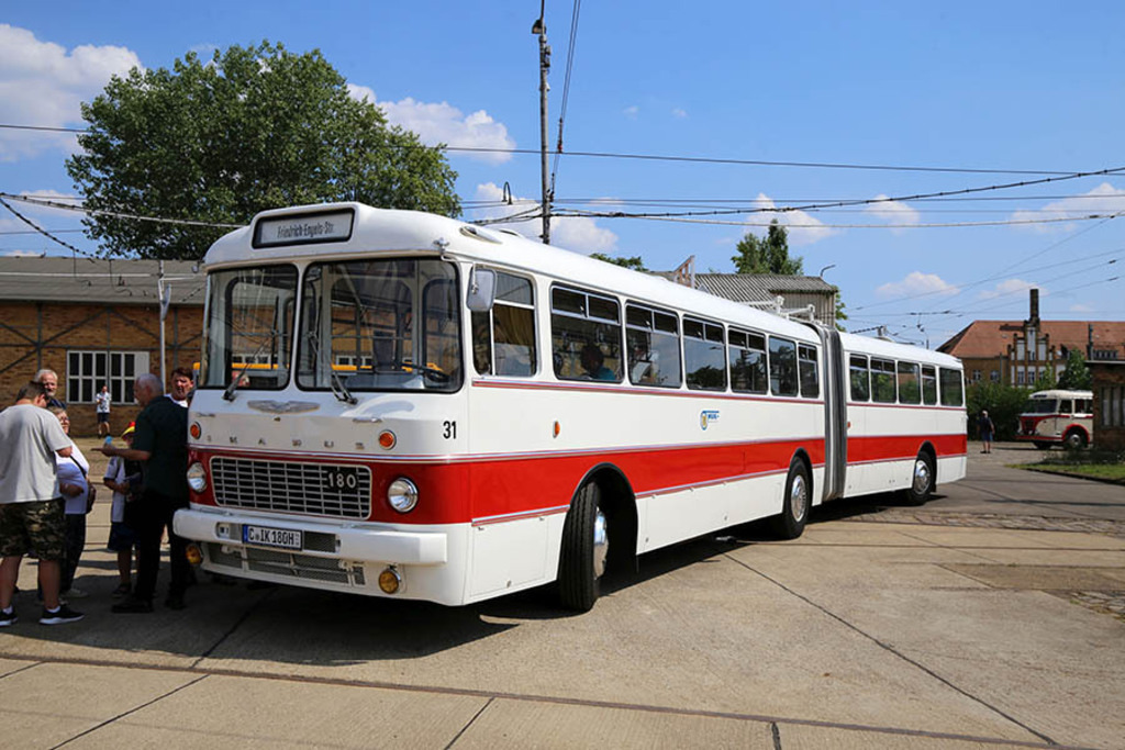 Straßenbahnmuseum Leipzig - Gelenkbus IKARUS 180 | Entdecke über 20 Kategorien Leipzig-Motive: Foto-Downloads, hochwertige Poster, Leinwand- & Fine-Art-Prints. Jetzt Lieblingsfoto im Bildlexikon Leipzig Shop bestellen!