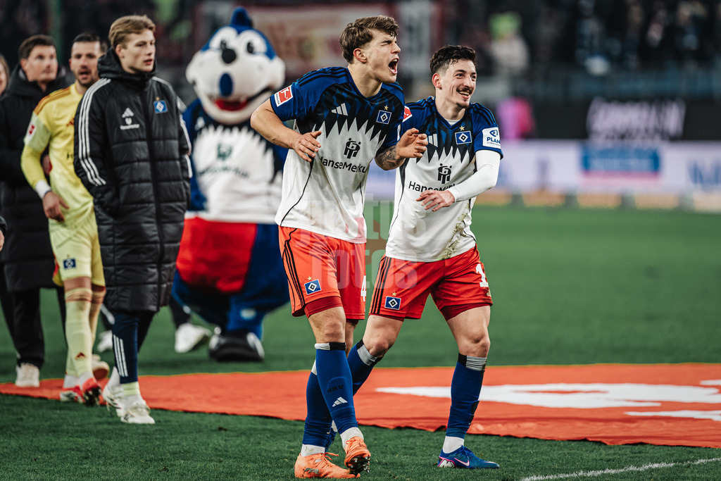 Fußball | Männer | Saison 2025/2026 | 1. Fußball-Bundesliga | 22. Spieltag | Hamburger SV vs. 1. FC Union Berlin | 14.02.2026 | Luka Vuskovic (#44, HSV) links wird geärgert von Giorgi Gocholeishvili (#16, HSV) rechts