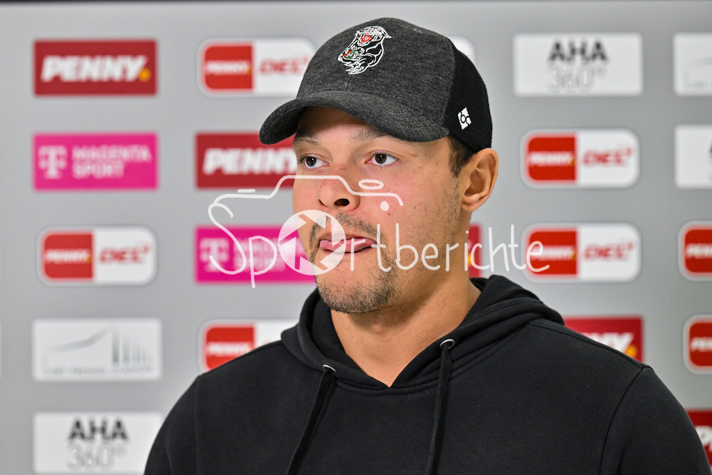 Augsburger Panther - Grizzlys Wolfsburg | im Bild Madison BOWEY (Augsburger Panther 22) beim Interview mit MagentaSport / Magenta Sport / Einzelfoto / Freisteller / DEL: Augsburger Panther - Grizzlys Wolfsburg; Curt Frenzel Stadion am 10.10.2025