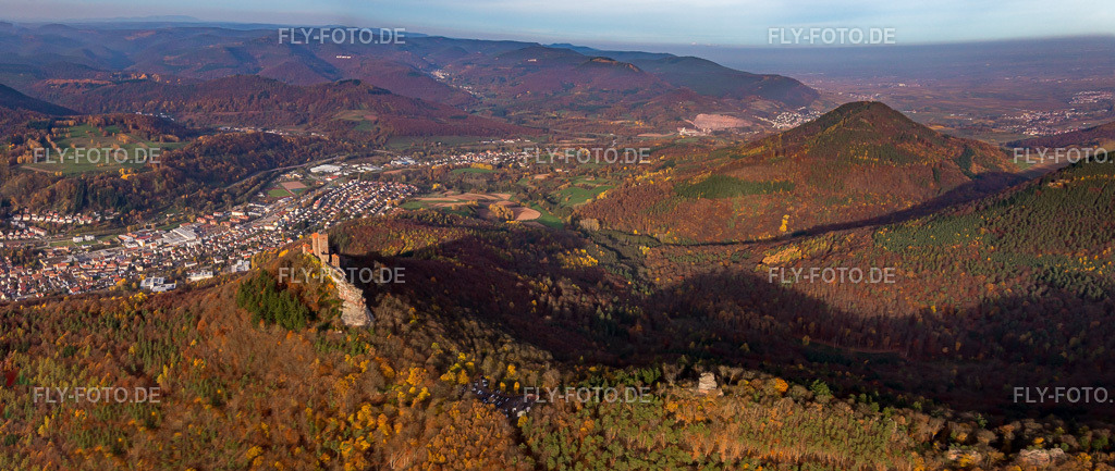 Burg Trifels | Luftbild: Burg Trifels in Annweiler am Trifels im Bundesland Rheinland-Pfalz in Deutschland. Foto: IMG_085140-Pano.jpg vom 08.11.2015 durch Werner Riehm/FLY-FOTO.de - Realisiert mit Pictrs.com