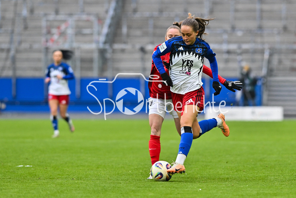 Hamburger SV - SC Freiburg | HAMBURG, GERMANY - 01. FEBRUARY: im Duell Lisa KOLB (SC Freiburg Frauen 22) und Camilla LINBERG (Hamburger SV Frauen 47) während dem Match zwischen dem Hamburger SV und dem SC Freiburg am 16. Spieltag der Google Pixel Frauen-Bundesliga im Volksparkstadion