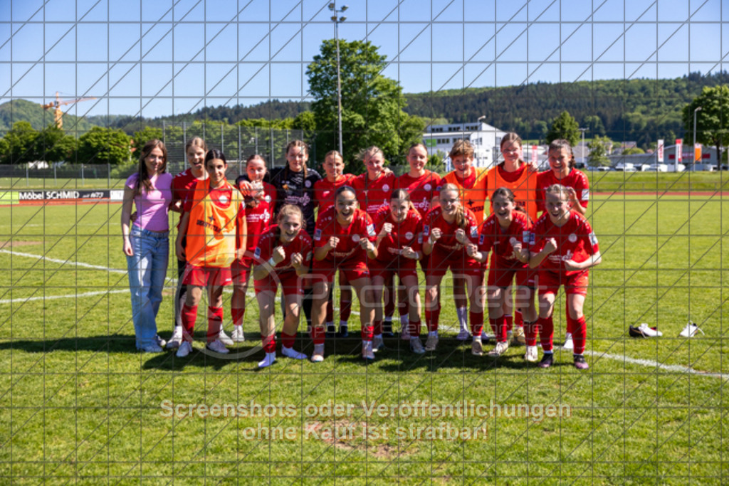 20250510_154519_0832 | #,1.FC Donzdorf (rot) vs. Karlsruher SC (blau), Fussball, EnBW-Oberliga B -Juniorinnen, 23. Spieltag, Saison 2024/2025, Rasenplatz, Lautertal Stadion, Süßener Straße 16, 73072 Donzdorf, 10.05.2025 - 14:00 Uhr,Foto: PhotoPeet-Sportfotografie/Peter Harich