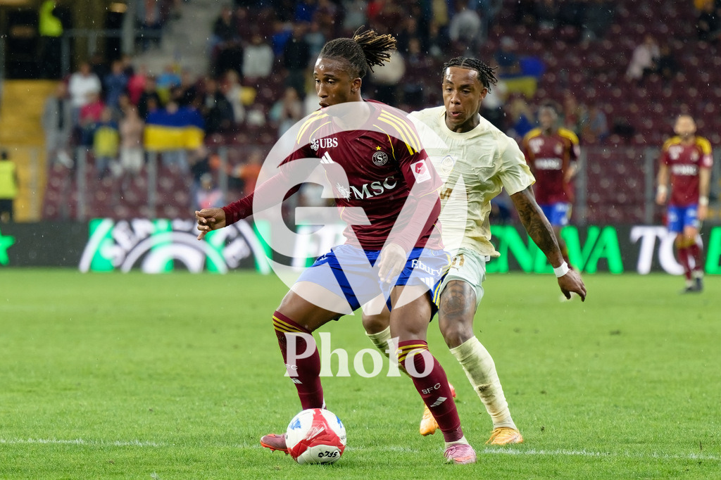 UEFA Conference League Play-offs 2nd leg - Servette FC v FC Shakhtar Donetsk | Keyan Varela (29 Servette FC) Kevin (11 FC Shakhtar Donetsk) battle for the ball (duel)  during the UEFA Conference League Play-offs 2nd leg match between Servette FC and FC Shakhtar Donetsk at Stade de Geneve in Geneva, Switzerland