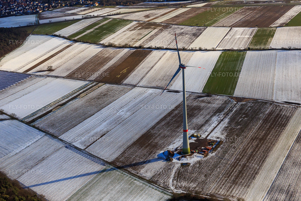 Luftbild: Das erste Windrad des Hatzenbühler Windparks im Winter bei Schnee in Hatzenbühl im Bundesland Rheinland-Pfalz in Deutschland. Foto: IMG_096272.jpg vom 15.01.2017 durch Werner Riehm/FLY-FOTO.de