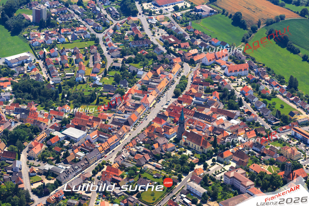 Die Luftaufnahme Unterer Markt - Erbendorf wurde vom UL-Flugzeug (keine Drohne) aus fotografiert.Hohe Druck- Auflösung-die Geschenkidee!