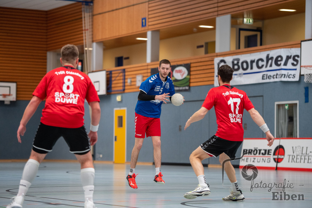 VfL Rastede-TvdH Oldenburg 2 | Landesliga Männer ;VfL Rastede (blau)-TvdH Oldenburg 2 (rot) am 15.04.2023 in Rastede (Mehrzweckhalle Feldbreite), Deutschland, Photo: Philip Eiben 2023 - Realisiert mit Pictrs.com