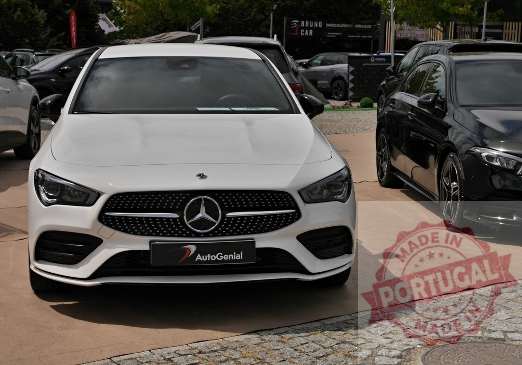 White Mercedes-Benz CLA-Class sedan parked at dealership | White Mercedes-Benz CLA-Class luxury sedan on display at an auto dealership - Realisiert mit Pictrs.com