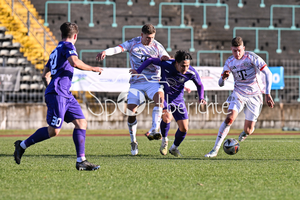 TSV Schwaben Augsburg - FC Bayern Amateure | AUGSBURG, GERMANY - 29. NOVEMBER: im Duell Reobert Edward Jr. DEZIEL (FC Bayern München II 6), Achitpol KEEREEROM (TSV Schwaben Augsburg 29) und David HEINDL (FC Bayern München II 4) beim Ligaspiel zwischen dem TSV Schwaben Augsburg und den Amateuren des FC Bayern am 20. Spieltag der Regionalliga Bayern im Rosenaustadion