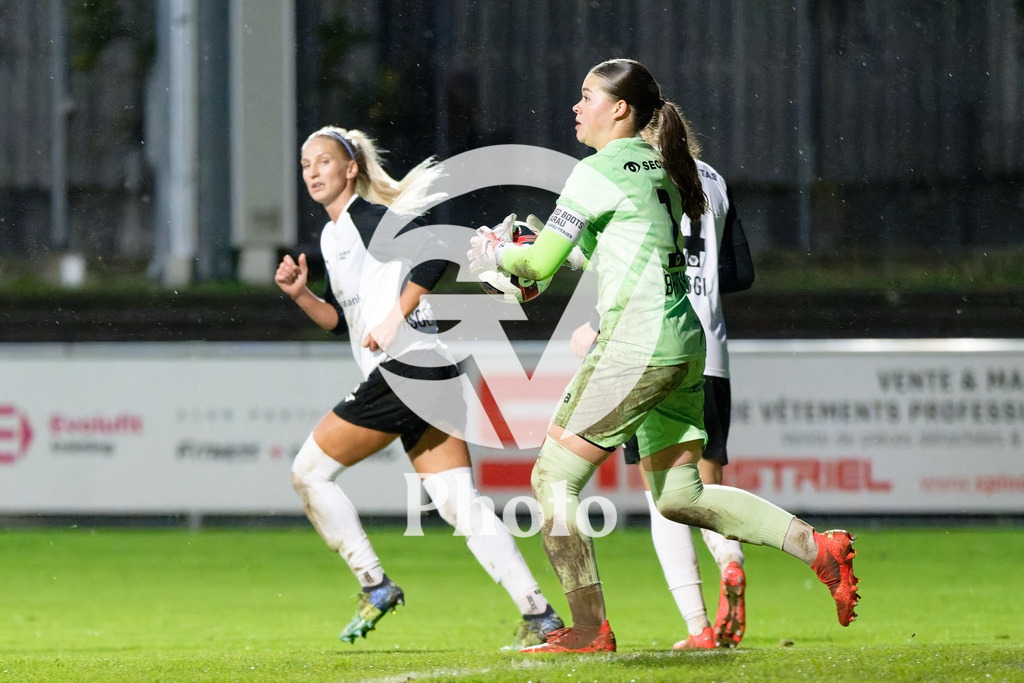 DZ8_7163_c | Switzerland: AXA Womens Super League 2025/26, Servette FC Chenois Feminin vs FC Aarau Frauen - Stade des Trois-Chene, Chene-Bourge: Lorena Barth (1 FC Aarau Frauen) controls the ball (action) 
