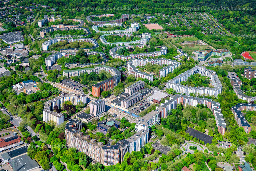 Hamburg_Steilshoop_ELS_3985010525 | HAMBURG 01.05.2025 Wohngebiet einer Mehrfamilienhaussiedlung "Steilshoop" an der zwischen dem Fritz-Flinte-Ring und der Gründgensstraße im Ortsteil Wandsbek in Hamburg, Deutschland. // Residential area of a multi-family house settlement between dem Fritz-Flinte-Ring and of Gruendgens street in the district Wandsbek in Hamburg, Germany. Foto: Martin Elsen