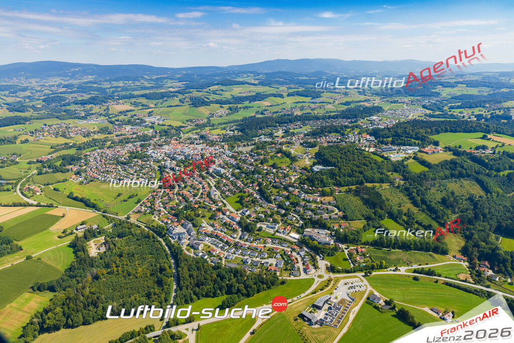 Luftaufnahme der Stadt Waldkirchen - Die Luftaufnahme wurde 2025 vom UL-Flugzeug heraus erstellt ( keine Drohne ) - Hochauflösende Luftaufnahme - für professionelle Ausdrucke geeignet. Die Geschenkidee !Mit Lizenz und Bildrechte bestellbar