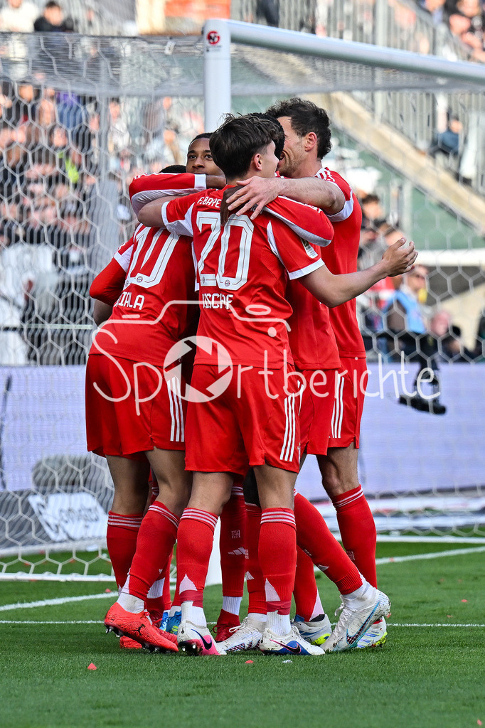 FC St. Pauli - FC Bayern München | ST. PAULI, DEUTSCHLAND - 11. APRIL: Jubel der Bayern nach dem Treffer zum 0-1 durch Jamal MUSIALA (FC Bayern Munich 10) / Tor / Torschuetze / Freude / Happy während dem Bundesligamatch zwischen dem FC St. Pauli und dem FC Bayern München am 29. Spieltag im Millerntor Stadion / DFL REGULATIONS PROHIBIT ANY USE OF PHOTOGRAPHS AS IMAGE SEQUENCES AND/OR QUASI-VIDEO