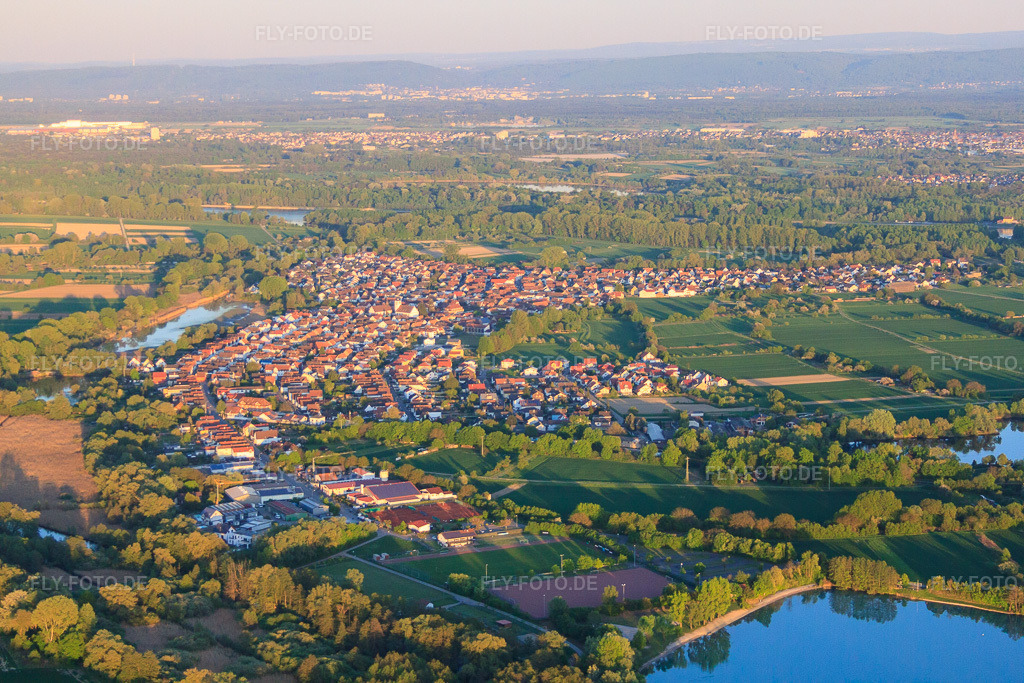 Luftbild: Dorfansicht vom Epple bis zum Rhein aus Westen in Neuburg am Rhein im Bundesland Rheinland-Pfalz in Deutschland. Foto: IMG_64454.jpg vom 17.04.2014 durch Werner Riehm/FLY-FOTO.de