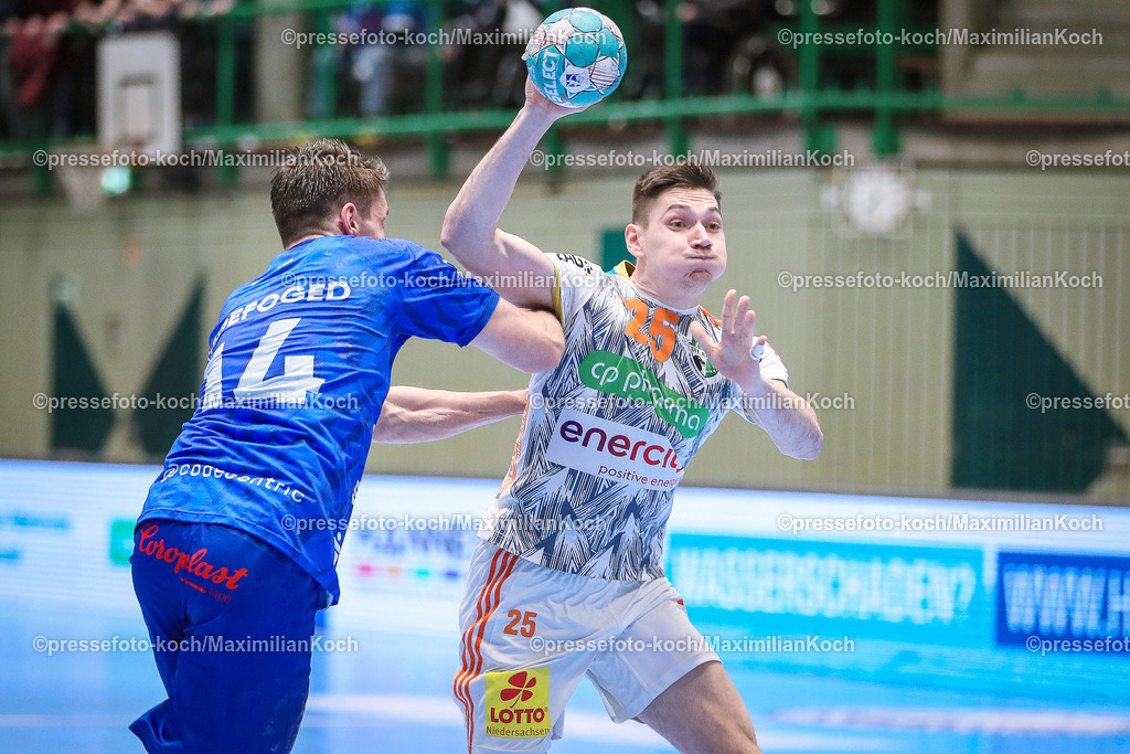 Wup1HBL24022401026 | 24.02.2024, Wuppertal, Handball, Uni-Halle, Liqui Moly Bundesliga, 23. Spieltag, Bergischer HC - TSV Hannover-Burgdorf: Frederik Ladefoged (Bergischer HC) gegen Tilen Strmljan (TSV Hannover-Burgdorf)