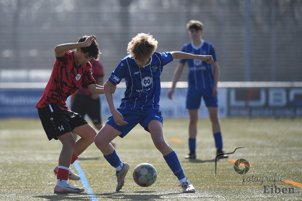 FC Rastede-JFV Leer | Bezirksliga B-Jugend; FC Rastede (blau)-JFV Leer (rot) am 08.03.2025; in Rastede (Sportanlage Köttersweg), Photo: Philip Eiben 2025 - Realized with Pictrs.com
