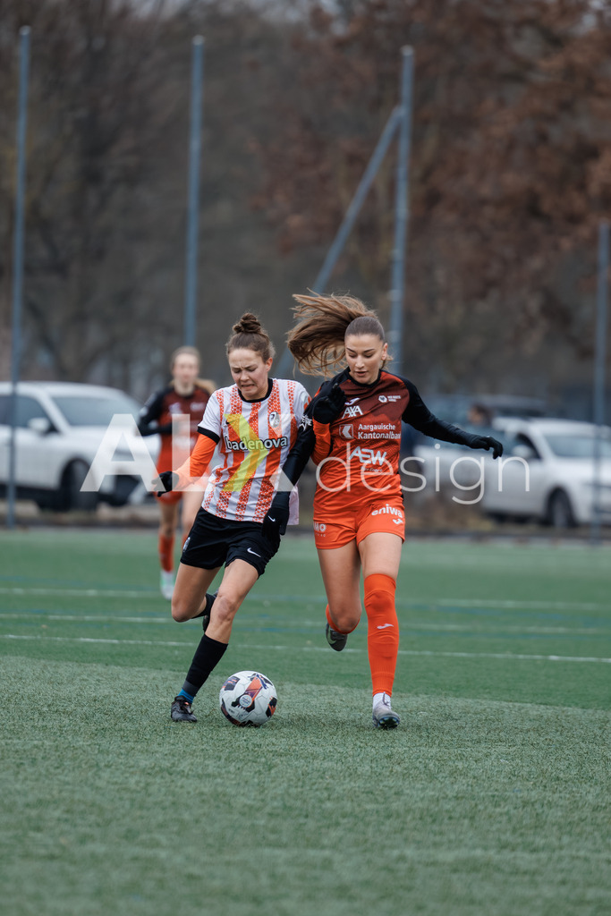 Fußball I Frauen I Saison 2025-2026 I Freundschaftsspiel I FC Aarau Frauen - SC Freiburg U20 I 24.01.2026 | 9 Alketa Rama (FC Aarau) – Angriff  //  13 Pauline Ihme (SC Freiburg U20) – Abwehr - Realisiert mit Pictrs.com
