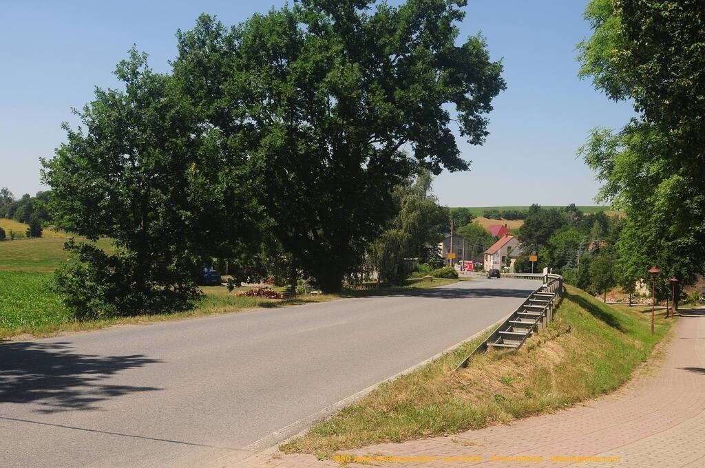Geißmannsdorf-2026-Ortsbilder-544 | Geißmannsdorf bei Bischofswerda im Sommer 2026. Ein fotografischer Streifzug durch das Dorf Geißmannsdorf, mit Gebäuden, Straßen, Strohpuppen und geschmückten Vorgärten und Grundstücken anlässlich der 800-Jahr-Feier von Geißmannsdorf im Juni 2026 - Realisiert mit Pictrs.com