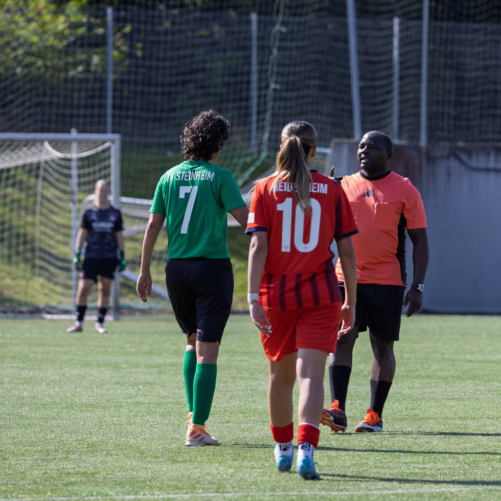 FCHSTE_250921_4189 | 1.FC Heidenheim 1846 II vs. TV Steinheim, Fußball, Frauen, Bezirksliga, 2025/2026, 2.Spieltag, 21.09.2025 in Heidenheim, Kunstrasen b. Voith-Arena West(Foto: Michael Bulling) - Realisiert mit Pictrs.com
