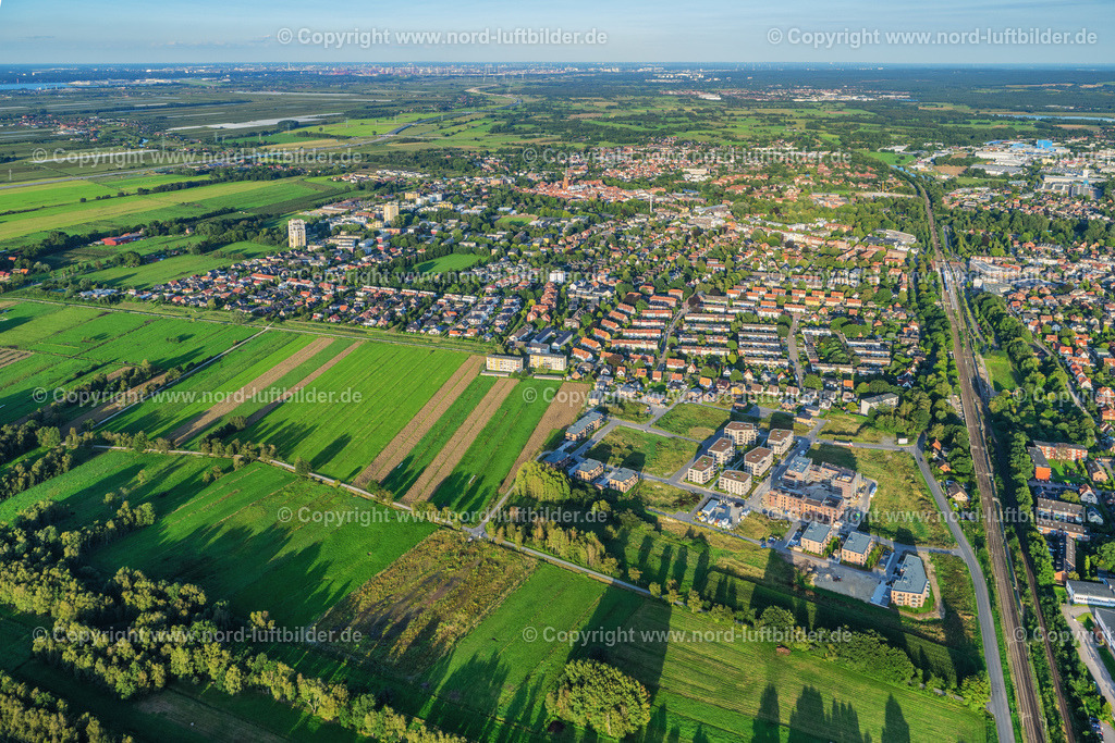Buxtehude_Neubaugebiet_ELS_2724210823 | BUXTEHUDE 21.08.2023 Baustelle eines Neubaugebietes einer Mehrfamilienhaus- Wohnanlage " Köngsdamm " in Buxtehude im Bundesland Niedersachsen, Deutschland. // Construction site to build a new multi-family residential complex " Koengsdamm " in Buxtehude in the state Lower Saxony, Germany. Foto: Martin Elsen