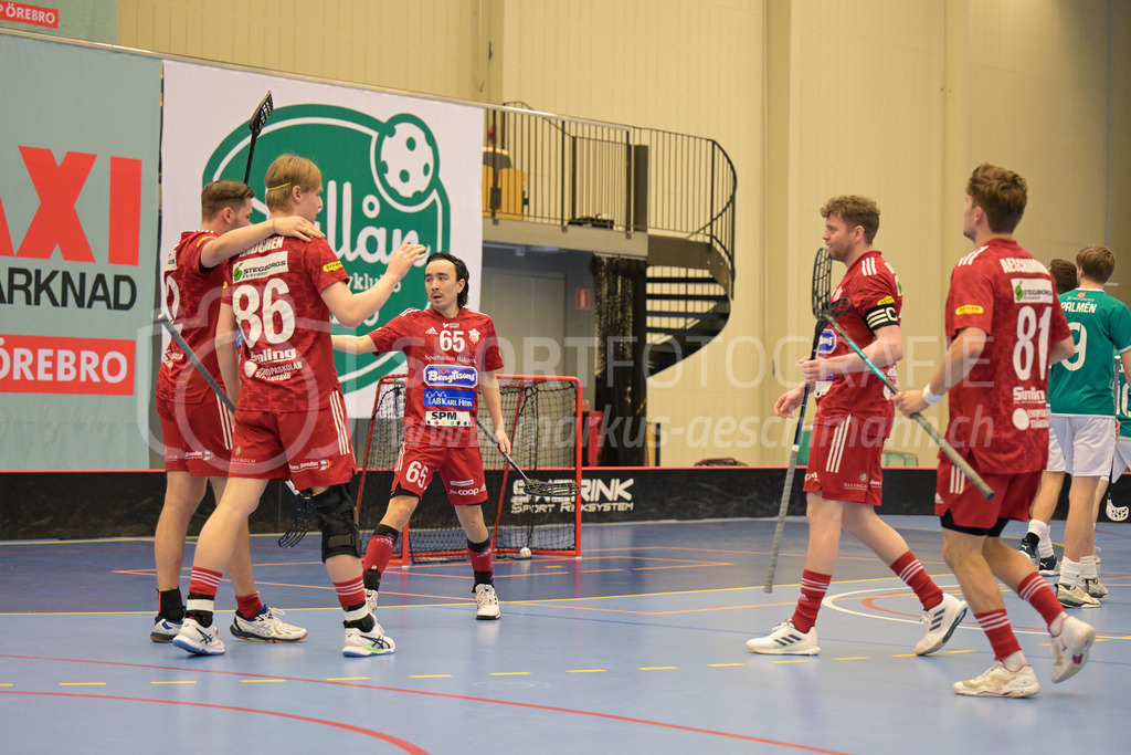 Lillan IBK vs Strängnäs IBK - 17. März 2024 | Lillan IBK vs Strängnäs IBK
Idrottshuset Örebro, Arenahallen, Örebro
Tim Lindgren (#86 Strängnäs IBK) scores and celebtrates with Adam Nilsson (#22 Strängnäs IBK), Rasmus Jansson (#65 Strängnäs IBK), Kalle Karlsson K (#17 Strängnäs IBK) and Tim Aeschimann (#81 Strängnäs IBK).
Bild: Sportfotografie Markus Aeschimann | www.markus-aeschimann.ch - Realisiert mit Pictrs.com