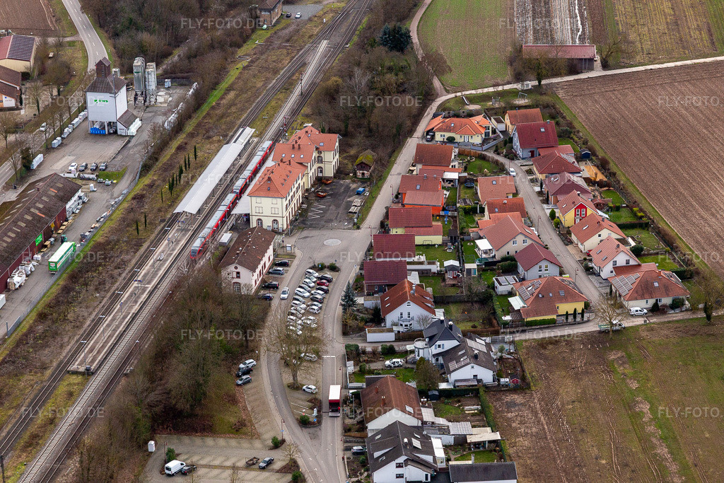 Luftbild: Am Bahnhof in Winden im Bundesland Rheinland-Pfalz in Deutschland. Foto: IMG_124184.jpg vom 04.02.2021 durch Werner Riehm/FLY-FOTO.de
