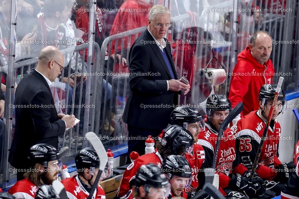 KEC20042601066 | 20.04.2026, Eishockey, DEL Halbfinale Play-Offs, Kölner Haie - Eisbären Berlin, Spiel 6, Lanxess-Arena Köln: Cheftrainer Kari Jalonen (Kölner Haie #hc) gestikulierend am Spielfeldrand  hinter der Spielerbank 