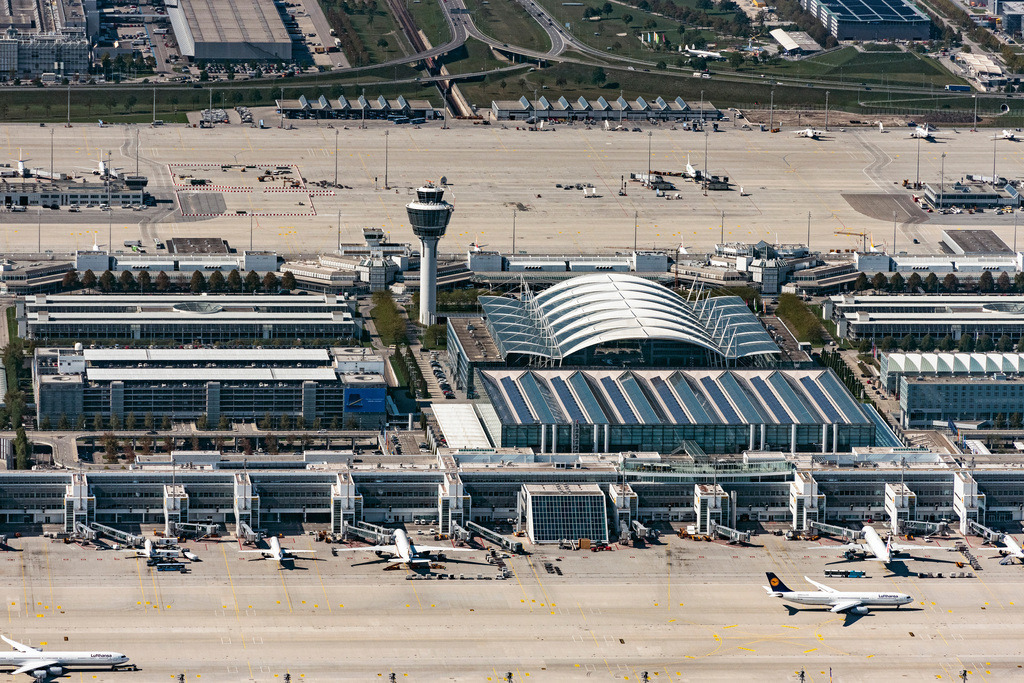 dr__0019925.jpg | MüNCHEN 18.09.2018 Start- und Landebahnen mit Rollwegen Hangaranlagen und Terminals auf dem Gelände des Flughafen in München im Bundesland Bayern, Deutschland. Weiterführende Informationen bei: Flughafen München GmbH. // Runway with hangar taxiways and terminals on the grounds of the airport in Munich in the state Bavaria, Germany. Further information at: Flughafen Muenchen GmbH. Foto: Daniel Reiter