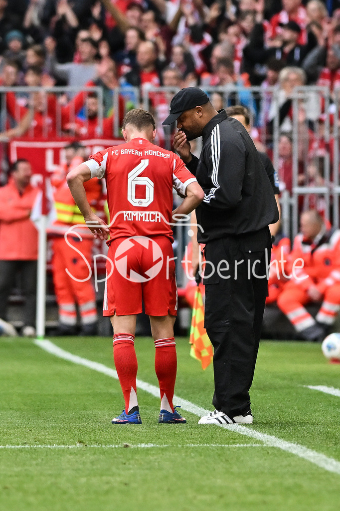 FC Bayern München - VfB Stuttgart | MUNICH, GERMANY - 19. APRIL: after the goal to makes 0-1 Vincent KOMPANY Trainer FC Bayern München talkes to Joshua KIMMICH (FC Bayern Munich 6) during the Bundesliga Match between FC Bayern Munich vs. VfB Stuttgart at Matchday 30 at Allianz Arena / DFL REGULATIONS PROHIBIT ANY USE OF PHOTOGRAPHS AS IMAGE SEQUENCES AND/OR QUASI-VIDEO