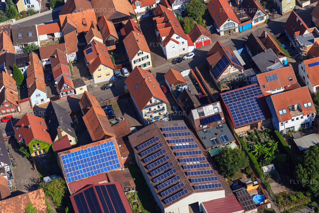 Luftbild: Scheuern mit PV-Dächern an der Rheinstr in Kandel im Bundesland Rheinland-Pfalz in Deutschland. Foto: IMG_094996.jpg vom 24.09.2016 durch Werner Riehm/FLY-FOTO.de