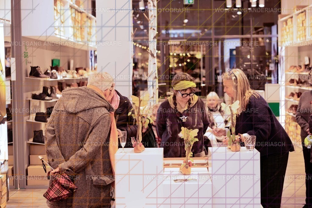 20251130-104751_Schmuck_R3A_0159_wa | Eine besondere Vernissage mitten im Flagship-Store von BÄR Schuhe in Frankfurt: Schmuck trifft auf orthopädische Schuhkunst, Design auf Wohlgefühl. Zwischen funkelnden Details und anatomischer Präzision entstand ein Abend voller Stil, Inspiration und echter Handwerksqualität. Ein herzliches Dankeschön an Alexandra Feirer für die großartige Gastfreundschaft und diesen stimmungsvollen Rahmen. - Realisiert mit Pictrs.com