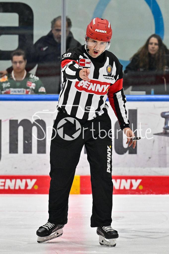 Augsburger Panther - Nürnberg Ice Tigers | in dieser Szene zeigt Hauptschiedsrichter David CESPIVA ein Tor an / Freisteller / Einzelfoto / Symbolbild / DEL: Augsburger Panther - Nuernberg Ice Tigers, Curt Frenzel Stadion am 06.12.2024