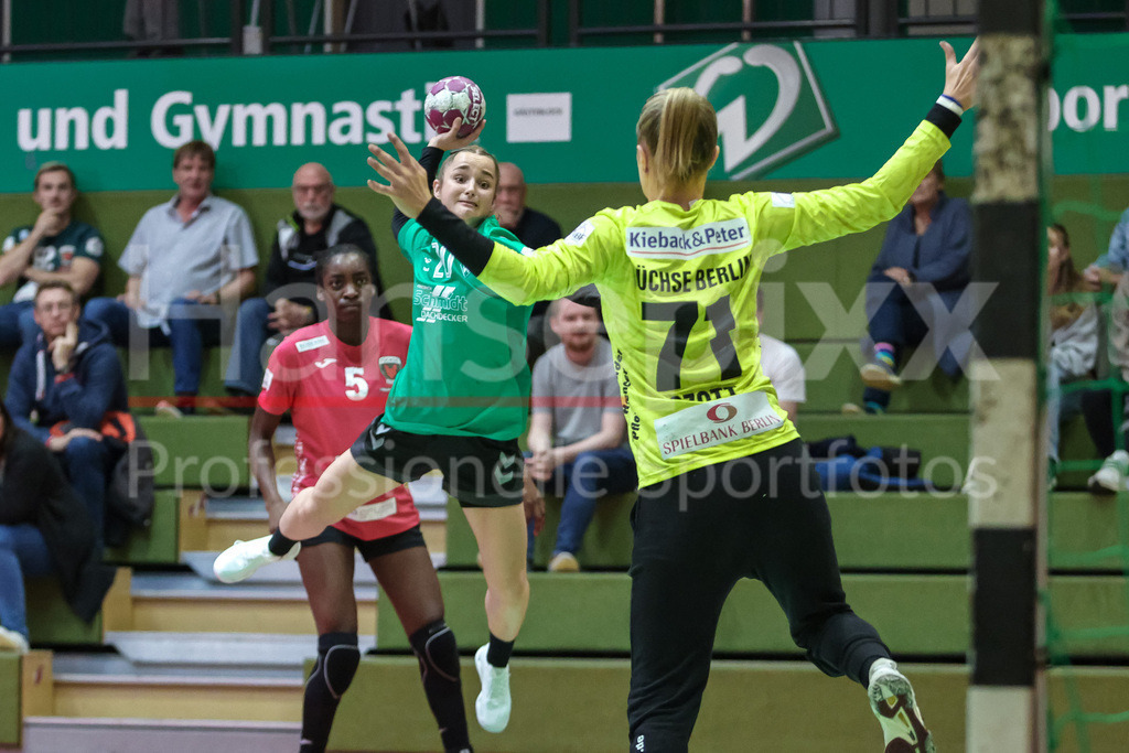 Handball, 2. Bundesliga Frauen, SV Werder Bremen - Füchse Berlin | v.li.: Emy Jane Hürkamp (SV Werder Bremen, 20) beim Wurf, am Ball, Spielszene, Aktion, Action gegen Ela Szott (Torhüterin, Torwart, Füchse Berlin, 71)