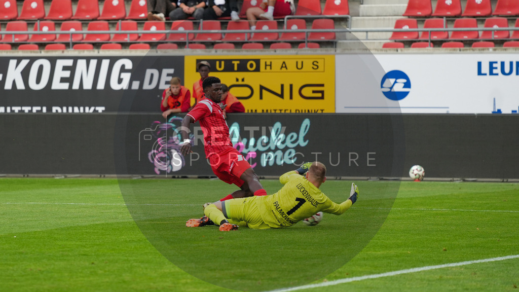 Fußball, Herren, Saison 2025/2026, Regionalliga Nordost, 5. Spieltag, Hallescher FC vs. FSV 63 Luckenwalde, Dienstag 26.08.2025, Leuna-Chemie-Stadion Halle, | Fußball, Herren, Saison 2025/2026, Regionalliga Nordost, 5. Spieltag, Hallescher FC vs. FSV 63 Luckenwalde, Dienstag 26.08.2025, Leuna-Chemie-Stadion Halle, Im Bild: Bocar Baro (rot, Halle) und Florian Palmowski (gelb, Luckenwalde) - Realisiert mit Pictrs.com