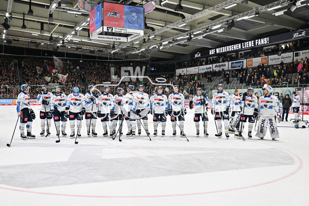 Augsburger Panther - ERC Ingolstadt | AUGSBURG, GERMANY - 12. DECEMBER: Die Mannschaft der Schanzer feiert zusammen mit den Fans den Auswärtssieg in Augsburg nach dem Match zwischen den Augsburger Panthern und dem ERC Ingolstadt am 27. Spieltag der Penny DEL im Curt Frenzel Stadion